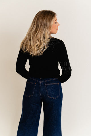 Basic Black Buttons Pull